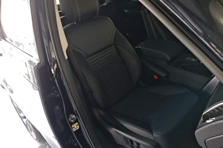 Used Land Rover Discovery 2023 360 PS R-Dynamic S Right Front Seat