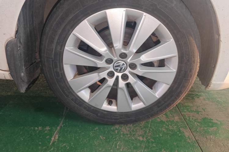 Used Volkswagen Lavida 2013 Restyled Classic 1.6L Automatic Comfort Edition Right Front Wheel Hub