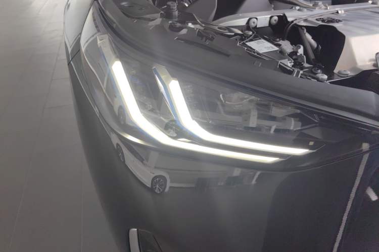 Used BMW X3 2025 xDrive30L Luxury Edition M Sport Package Right Front Headlight