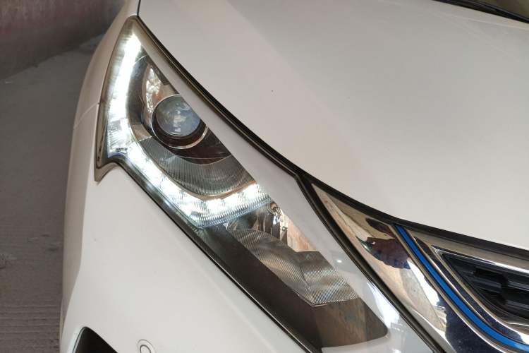 Used BYD Qin New Energy 2017 1.5T Luxury Model Right Front Headlight