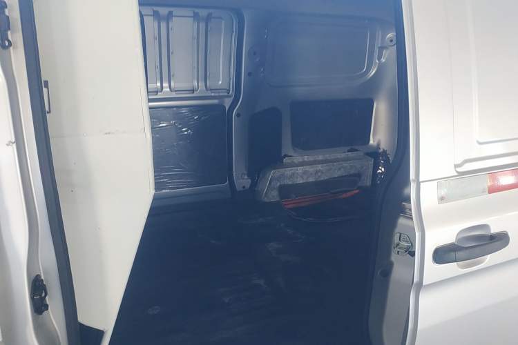 Used Wuling Hongguang V 2022 1.5L Jingqu Edition Enclosed-Window Vehicle with Hydraulic Power Steering LAR
