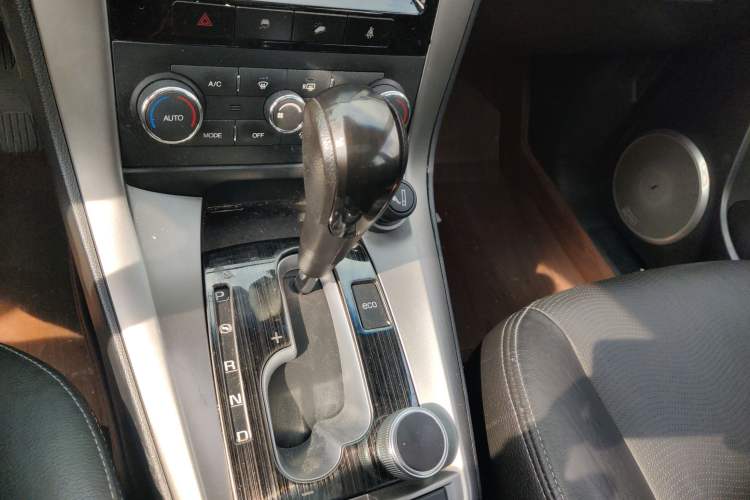 Used Chevrolet Captiva 2015 2.4L 4x4 Flagship Edition 7-Seater Gear Lever