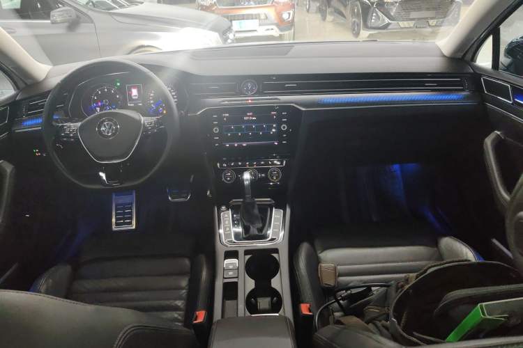 Used Volkswagen Variant 2016 380TSI Two-Wheel-Drive Style Edition Center Console