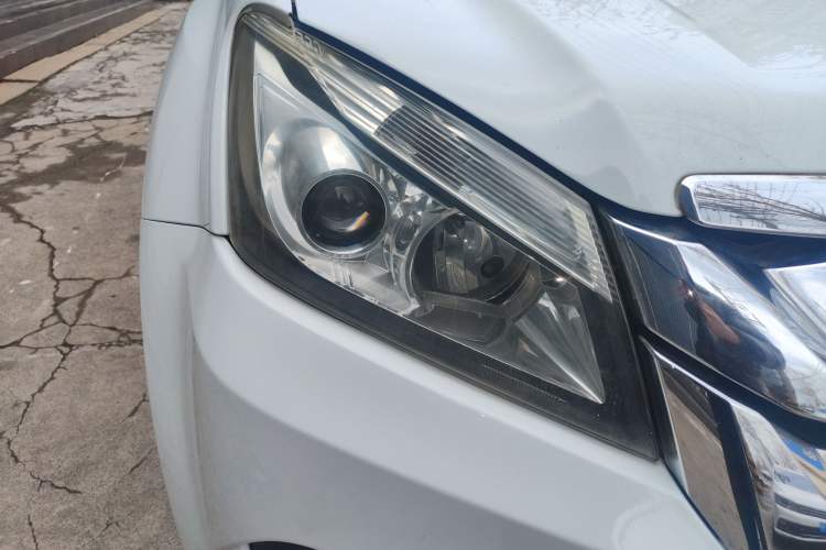 Used Isuzu mu-X 2015 2.5T Two-Wheel Drive Automatic Luxury Edition 7 Seats
