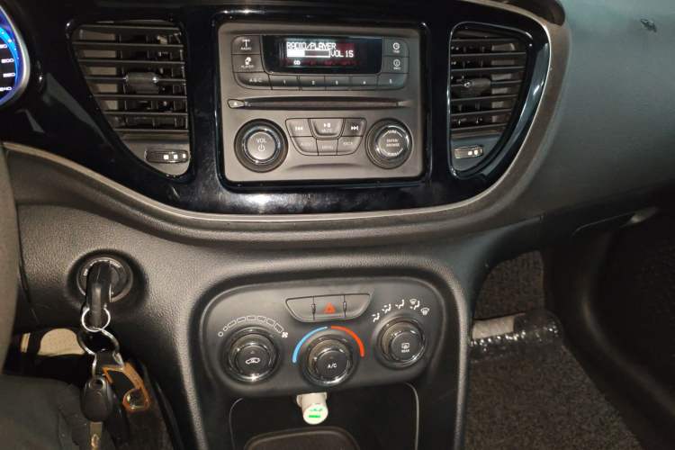 Used Fiat Viaggio 2015 1.4T Manual Enjoyment Edition Audio And AC Panel