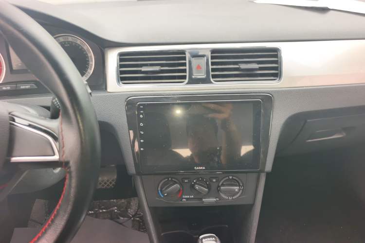 Used Skoda Rapid 2018 1.6L Automatic Comfort Edition Audio And AC Panel