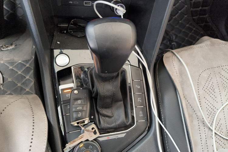 Used Volkswagen Tiguan L 2022 380TSI Automatic All-Wheel Drive R-Line Enhanced Comfort 7-Seater Gear Lever