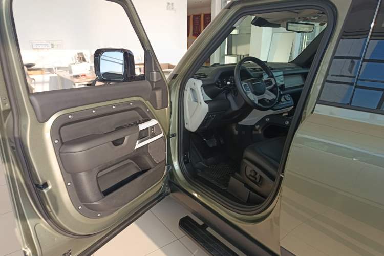 Used Land Rover Defender 2024 110 3.0T P400 Dark Edition Driver Seat