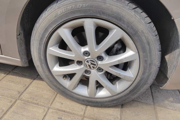 Used Volkswagen Sagitar 2012 1.4TSI Manual Luxury Model Right Front Wheel Hub