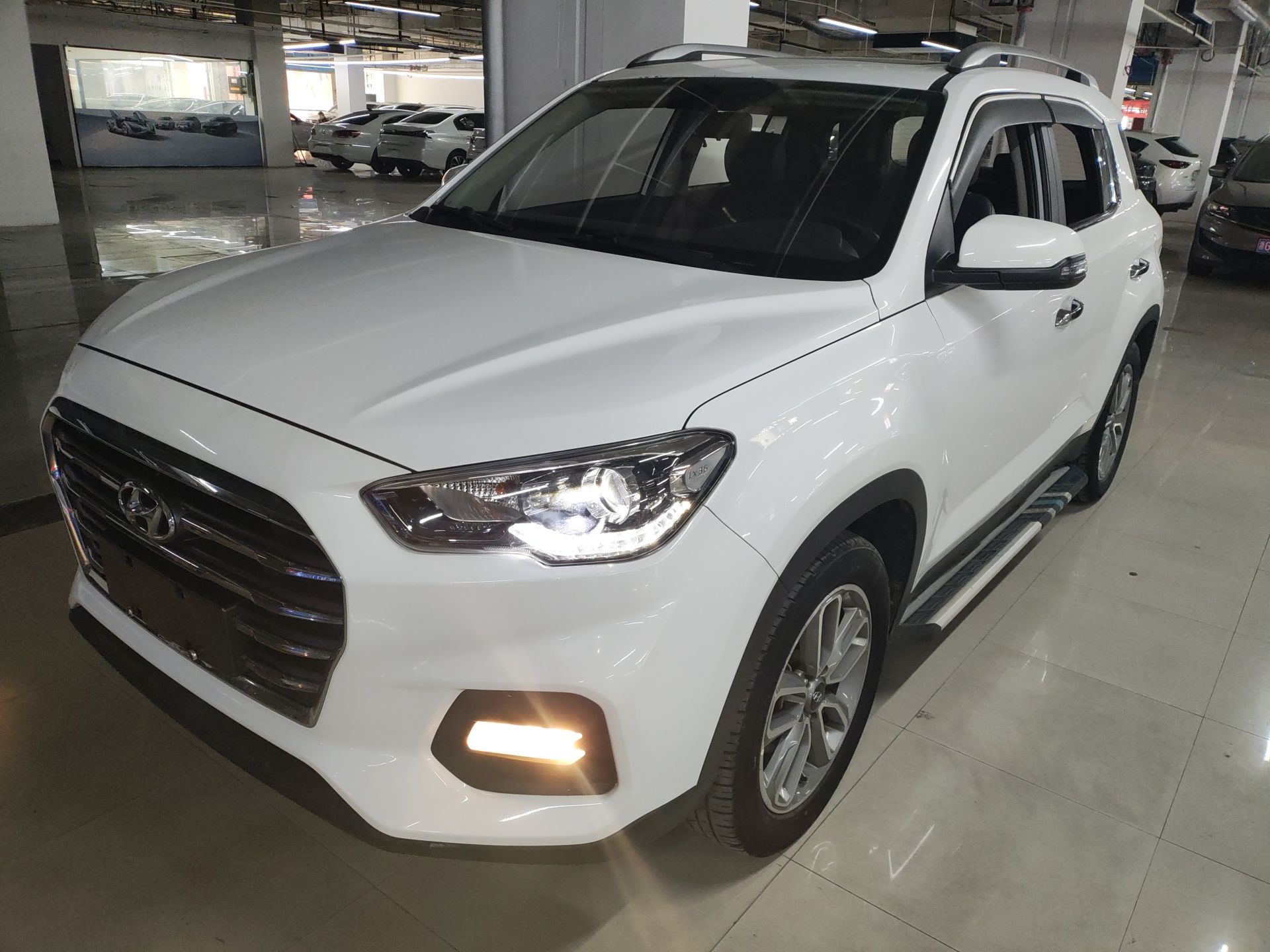 Под передней частью автомобиля