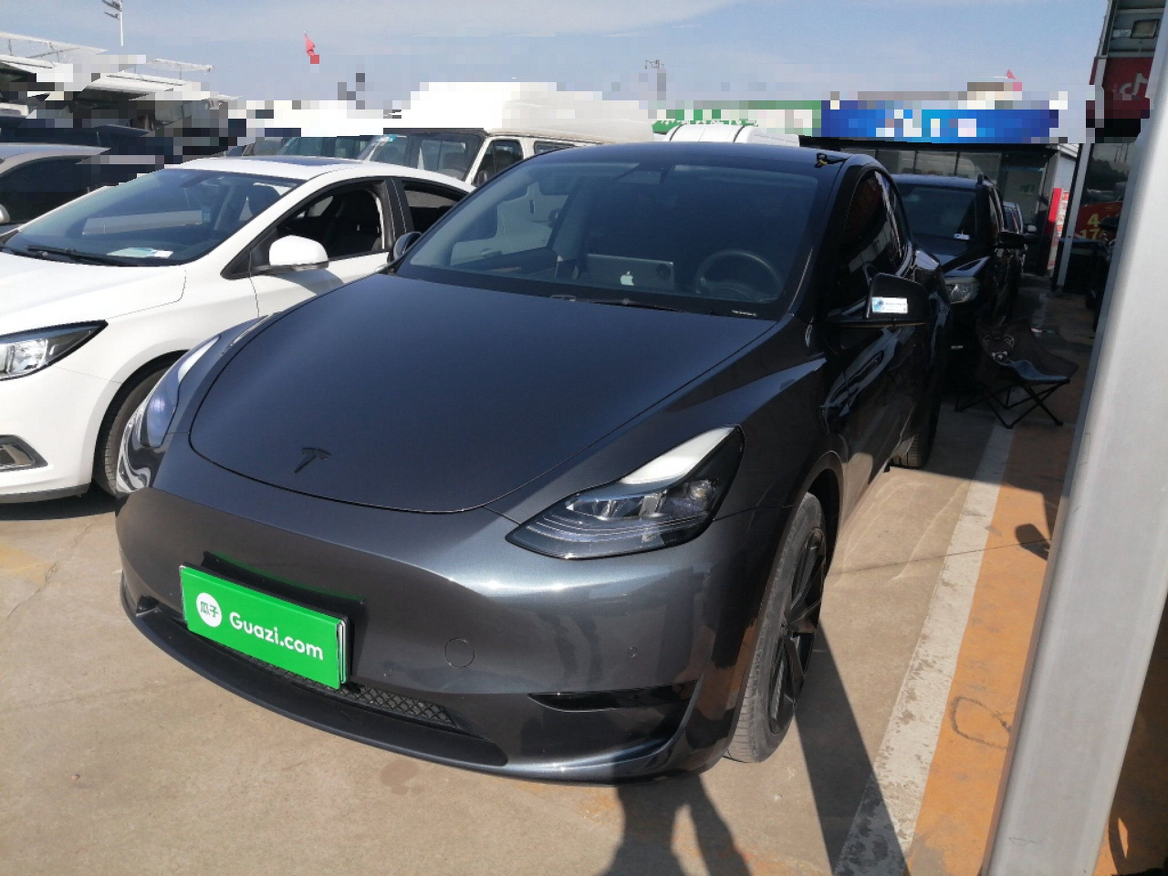 تحت مقدمة السيارة