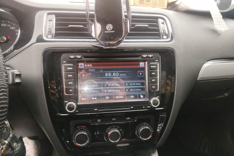 Used Volkswagen Sagitar 2015 1.6L Automatic Comfort Model Audio And AC Panel