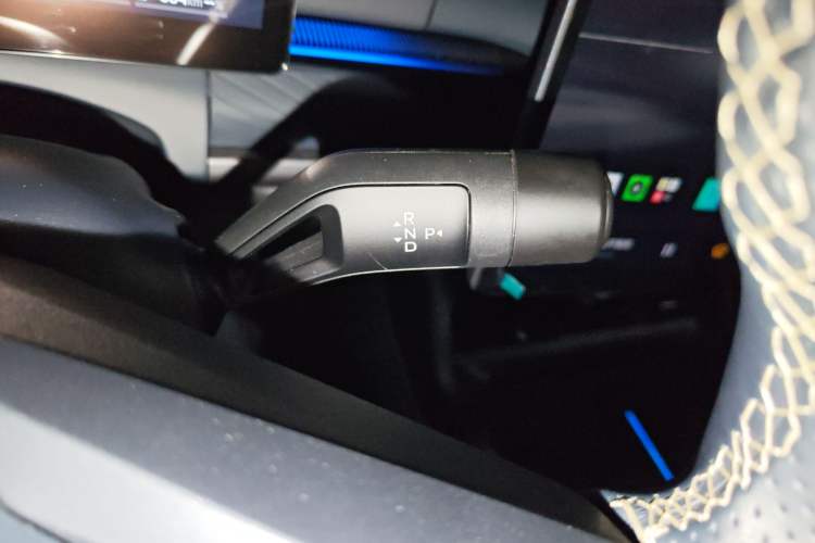 Used Lynk & Co 07 2024 EM-P 126 Long-Range Halo Gear Lever