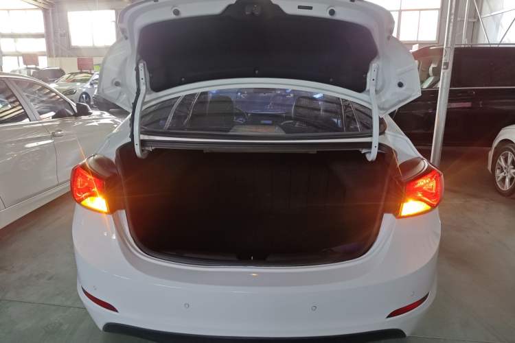 Used Hyundai Elantra (5th Generation / Langdong) 2016 1.6L Automatic Smart Version Trunk