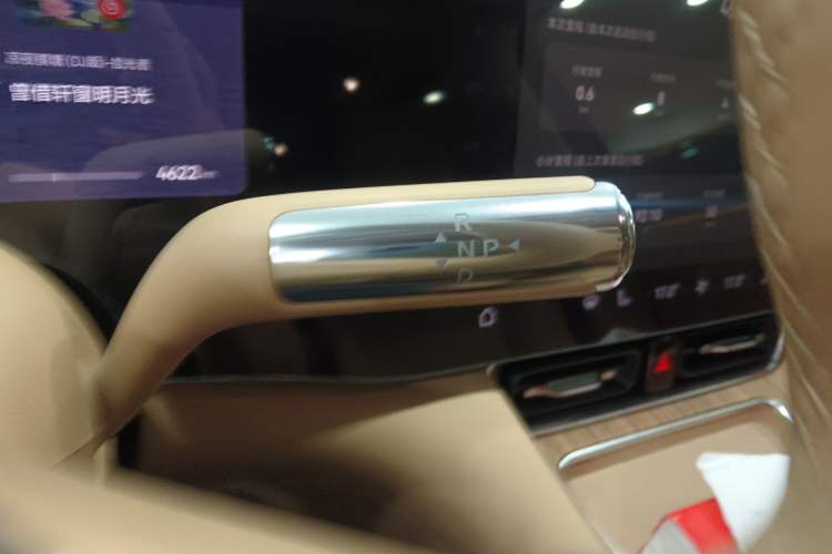 Used Hima AITO M8 2025 Extended-Range Max+ Version 53.4 kWh 6-Seater Edition Gear Lever