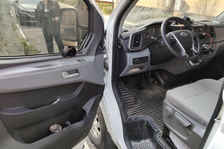 Used SAIC MAXUS Xintu V80 2021 2.0T PLUS AMT Van Short Wheelbase Mid-Roof Design 3 Seats
