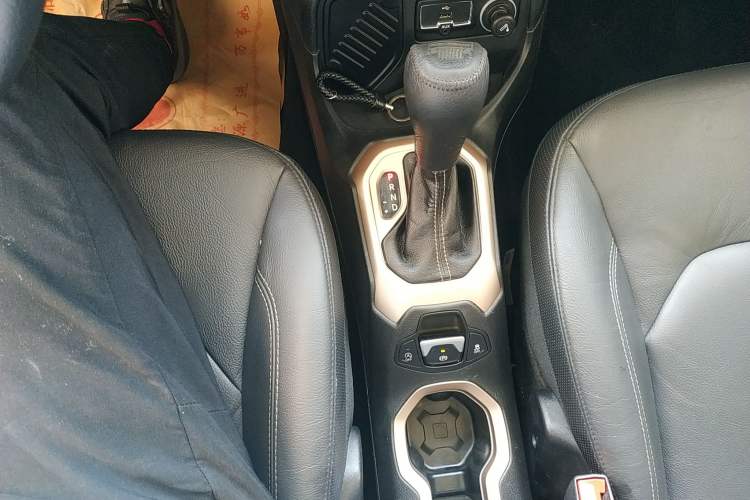 Used Jeep Renegade 2016 1.4T Automatic Smart Edition Gear Lever