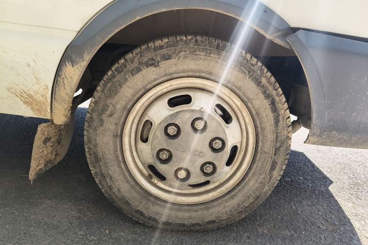 Used Iveco Daily 2020 2.5T A35 Passenger Van with Dual Tires Low Roof 5-9 Seats China V Emission Standard Right Front Wheel Hub