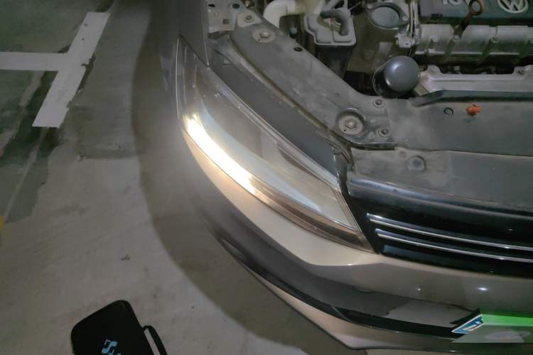 Used Volkswagen Sagitar 2014 1.6L Automatic Comfort Model Right Front Headlight