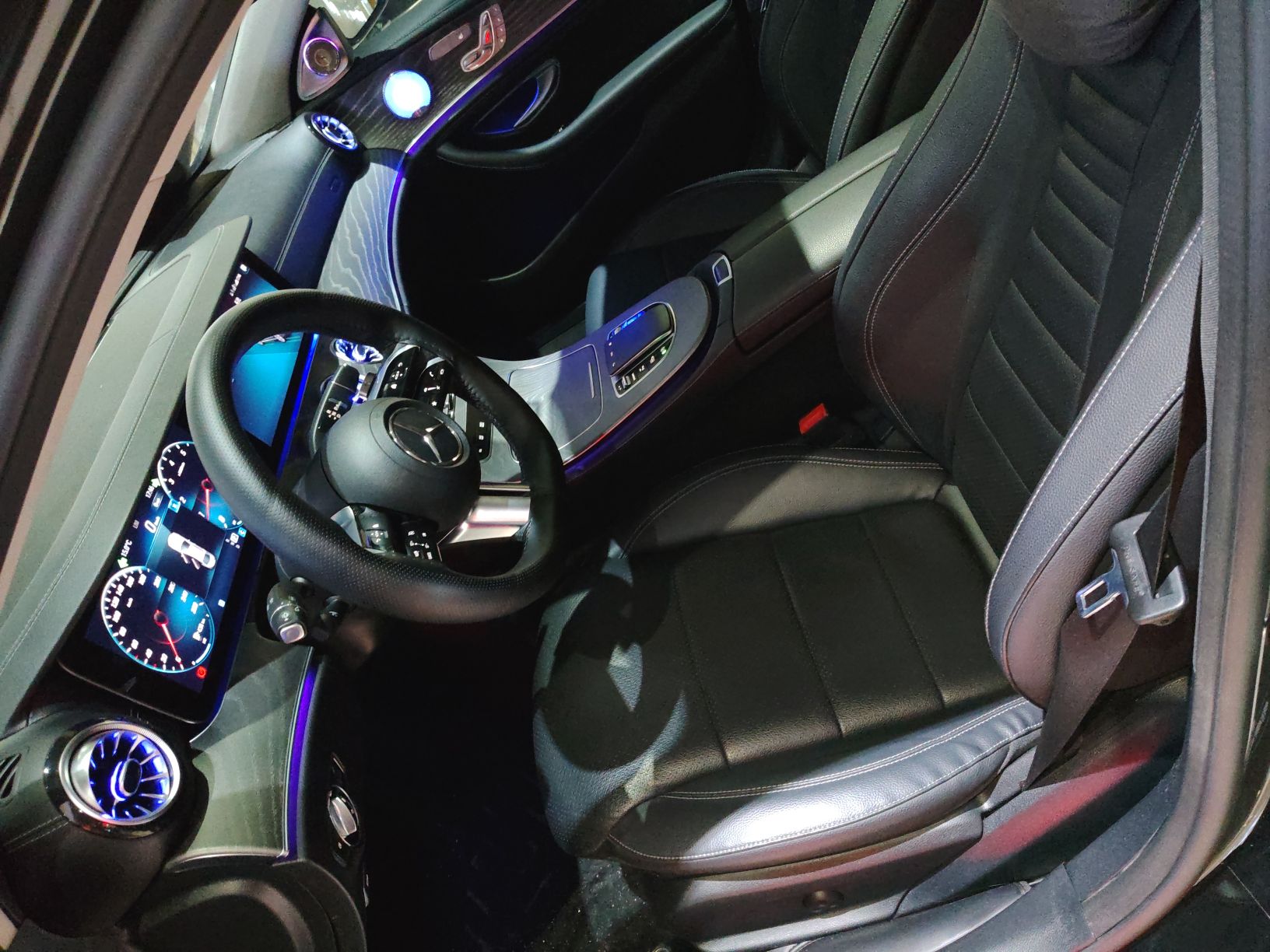 المقاعد الأمامية داخل السيارة