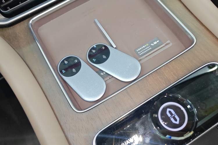 Used Hima AITO M9 2024 All-Electric Ultra Version 100 kWh 5-Seater Model Vehicle Key