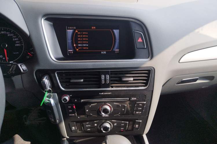 Used Audi Q5 2015 40 TFSI Trendy Edition Audio And AC Panel