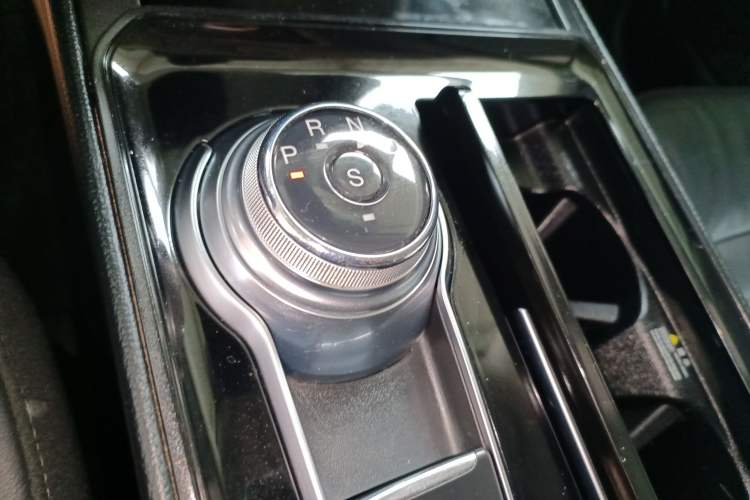 Used Ford Edge 2020 EcoBoost 245 Two-Wheel Drive Titanium 7-Seater Gear Lever