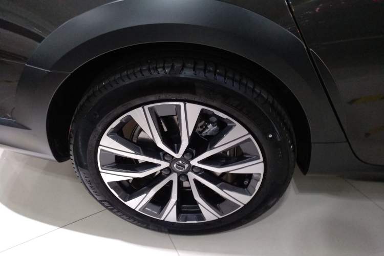 Used Volvo V90 2024 Cross Country B5 AWD Smart Range Edition