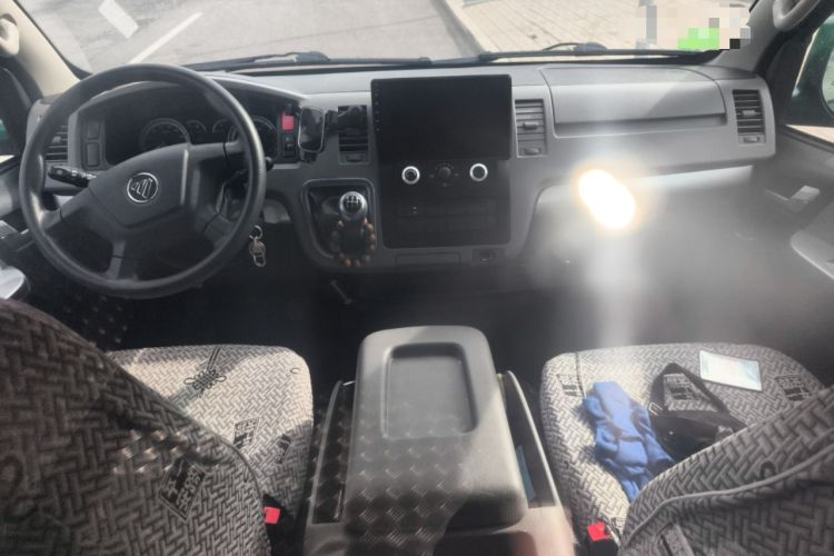 Used Foton Scenic G7 2022 2.4L Gasoline Commercial Version Short Wheelbase High-Roof Van 2 Seats Model 4K22D4M Center Console