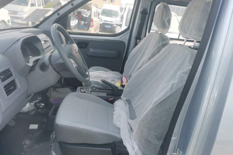 Used Wuling Yangguang 2024 300KM Comfort Version Passenger Van 75kW