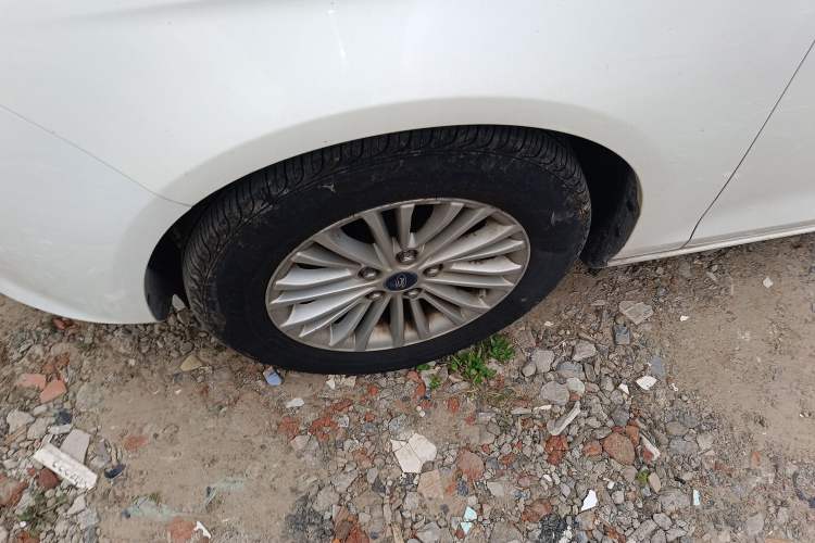 Used Ford Escort 2015 1.5L Manual Comfort Model Left Front Wheel Hub