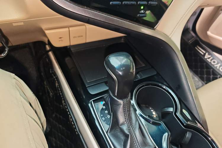 Used Toyota Camry 2018 2.0E Elite Edition Gear Lever