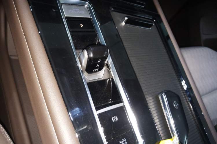 Used Volkswagen Viloran 2024 330TSI Business Edition Gear Lever