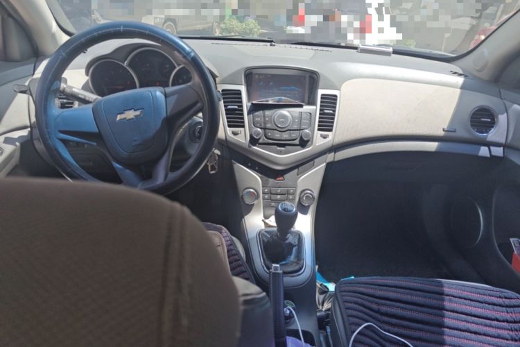 Used Chevrolet Cruze 2012 1.6L SE MT Center Console