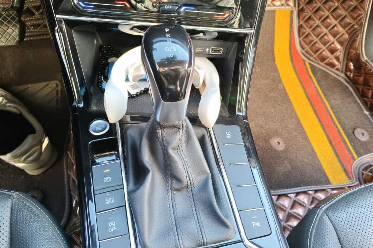 Used Volkswagen Passat 2020 Revised Version 330TSI Luxury Edition China VI Standard Gear Lever