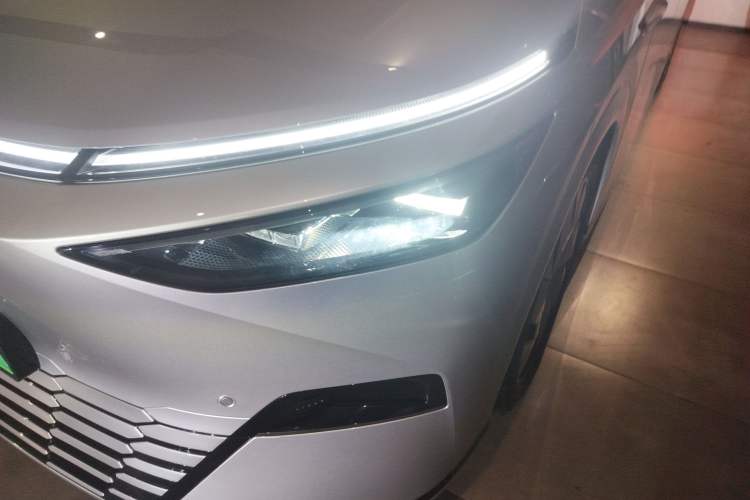 Used XPeng X9 2024 702 Ultra-Long Range Pro Left Front Headlight