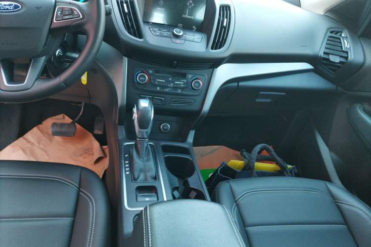 Used Ford Kuga 2019 EcoBoost 180 Two-Wheel-Drive Platinum Edition China VI Standard Gear Lever