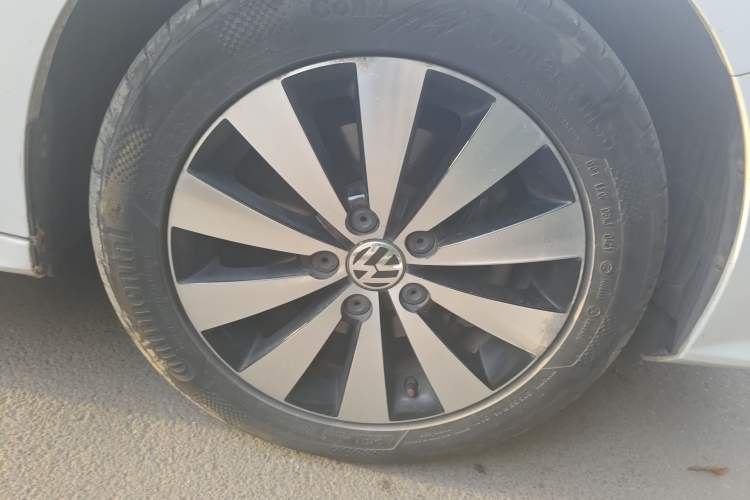 Used Volkswagen Sagitar 2015 230TSI Automatic Luxury Model Right Front Wheel Hub