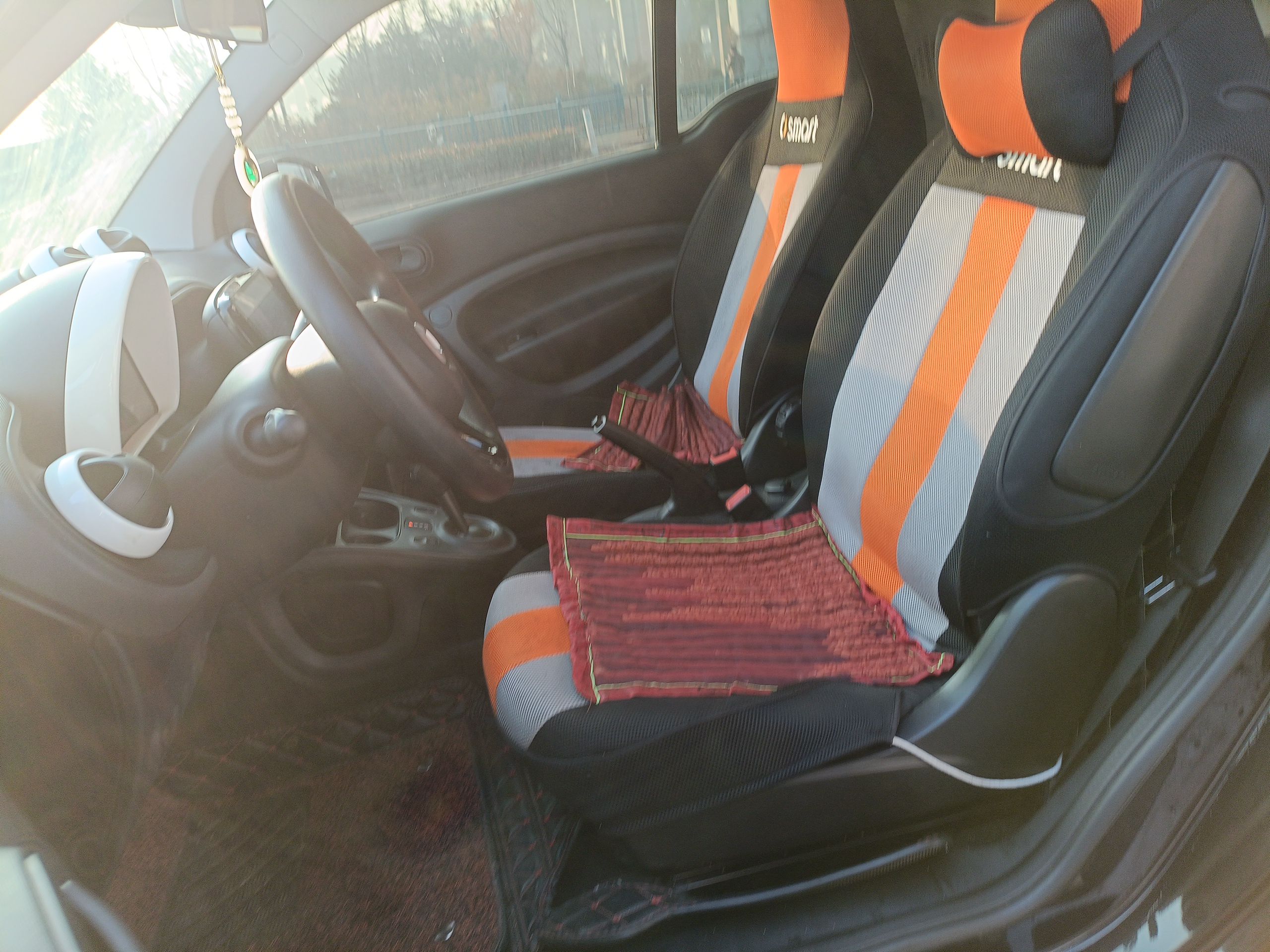 المقاعد الأمامية داخل السيارة