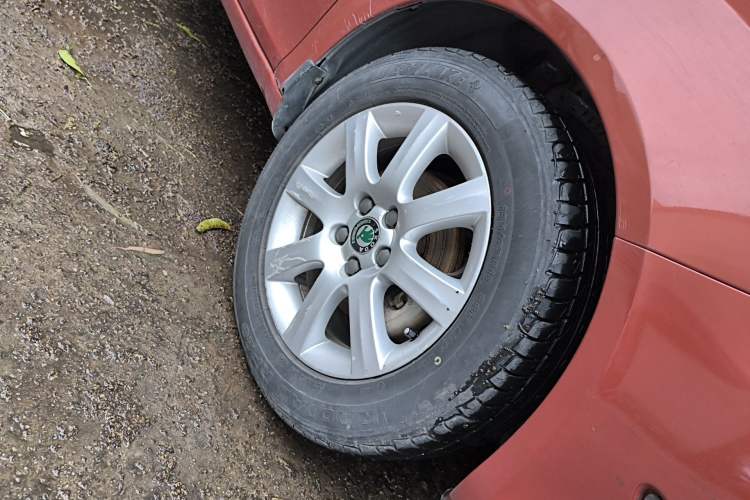 Used Skoda Fabia 2012 1.4L Automatic Crystal Edition Right Front Wheel Hub