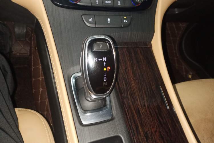 Used Buick LaCrosse 2018 28T Elite Edition Gear Lever