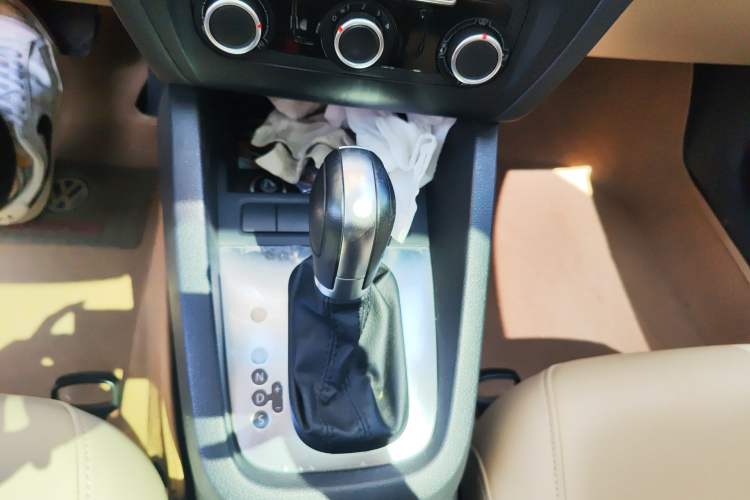 Used Volkswagen Sagitar 2012 1.6L Automatic Comfort Edition Gear Lever