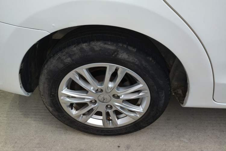 Used Haima M3 2016 1.5L Manual Comfort Model with Sunroof Right Rear Wheel Hub