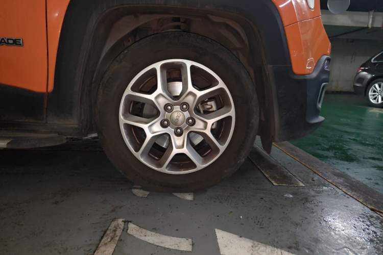 Used Jeep Renegade 2018 Connected Large Screen Version 180T Automatic Jingneng Version Right Front Wheel Hub
