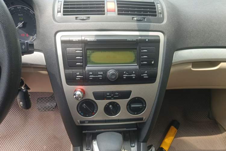 Used Skoda Octavia 2007 1.6L Automatic Elegance Edition Audio And AC Panel