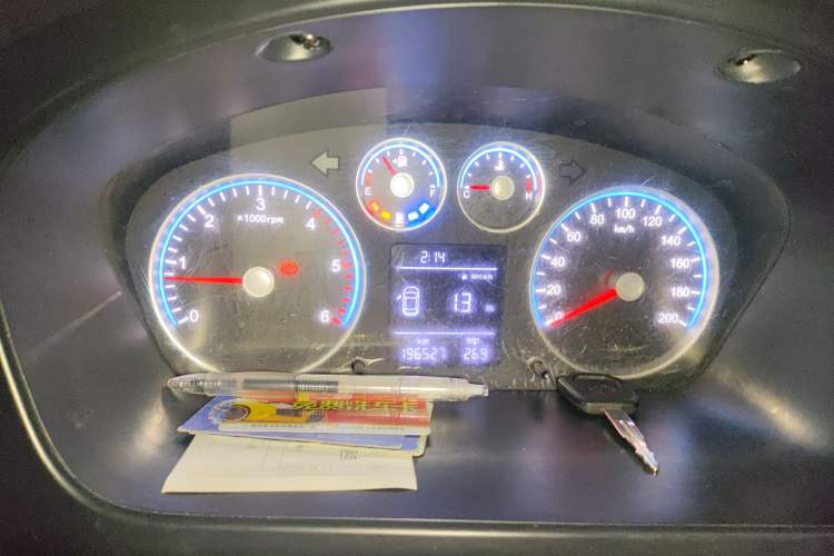 Used Foton Toano 2023 Cummins 2.8T Manual Jixiang Van Extended Wheelbase Mid-Roof Design Rear Dual Tires 3-Seater Configuration
