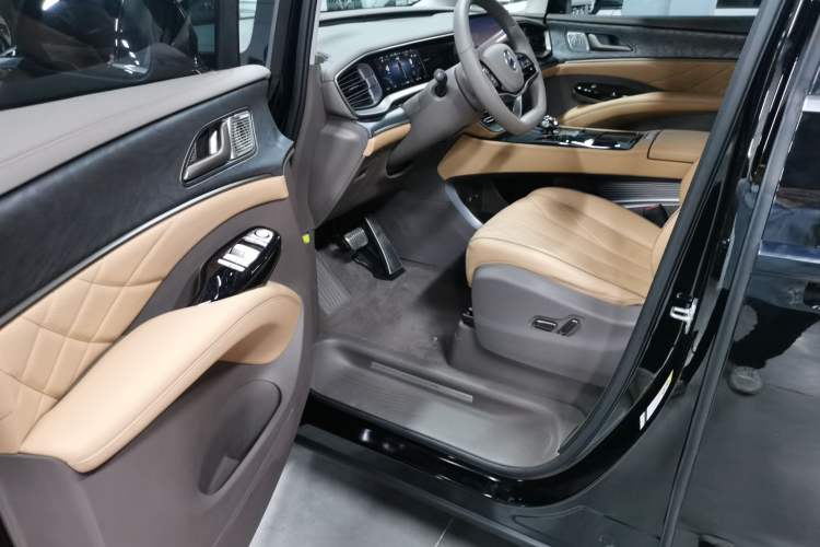 Used Denza D9 2023 DM-i 965 Luxury Model