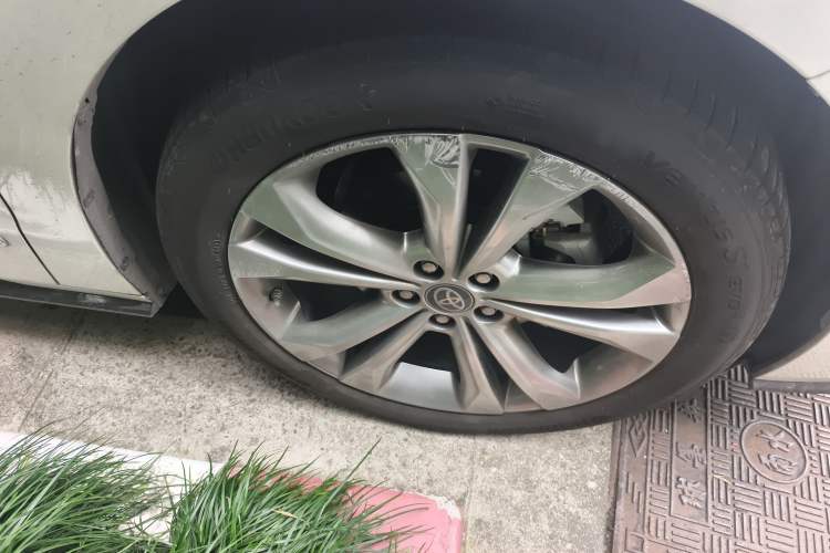 Used Toyota SIENNA 2023 2.5L Hybrid Platinum Edition Right Front Wheel Hub