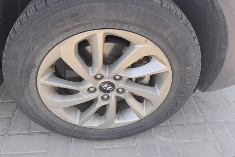 Used Hyundai Tucson 2018 1.6T Dual-Clutch Two-Wheel Drive 15th Anniversary Special Edition Right Front Wheel Hub