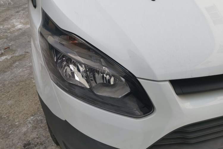 Used Ford Transit 2019 2.0T Diesel Multi-Purpose Commercial Vehicle Short Wheelbase Mid-Roof Design 6-Seater China VI Standard Right Front Headlight